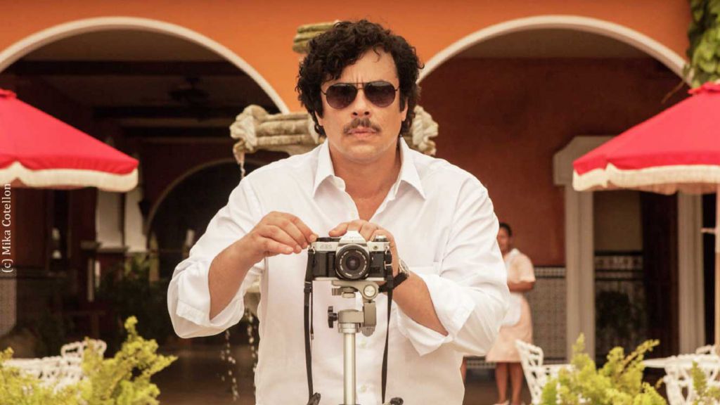Benicio Del Toro as Escobar